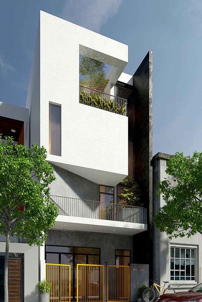 Combinaison blanche et grise pour cette façade de maison moderne. Les touches jaunes ont assuré une touche détendue au projet.