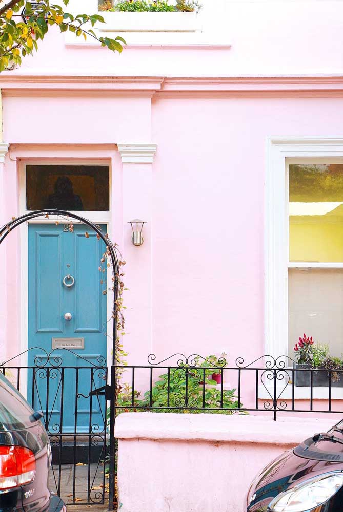 Une maison rose romantique et délicate. La porte bleue, cependant, vient apporter une touche de modernité.