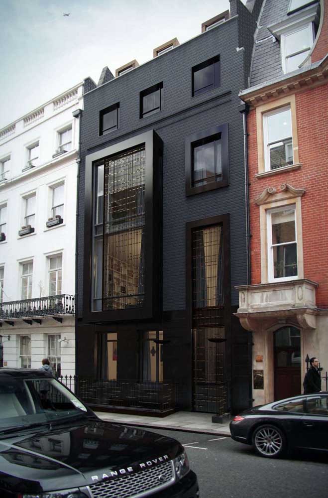 Vous voulez une façade élégante, sophistiquée et moderne? Alors peignez-le en noir sans craindre d'être heureux!