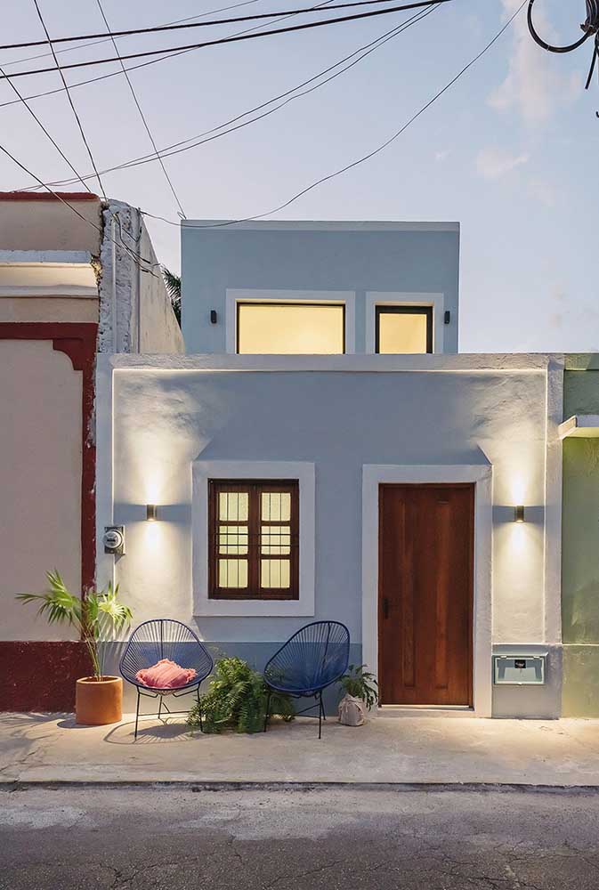 Une petite maison confortable peinte en bleu clair