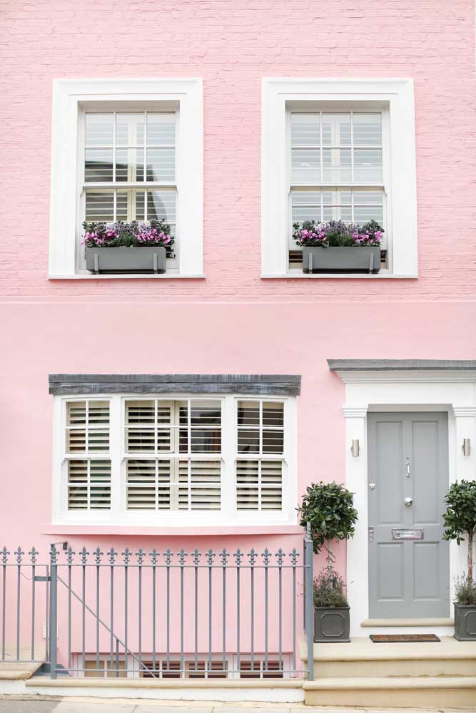 Le romantisme d'une vieille maison peinte en rose