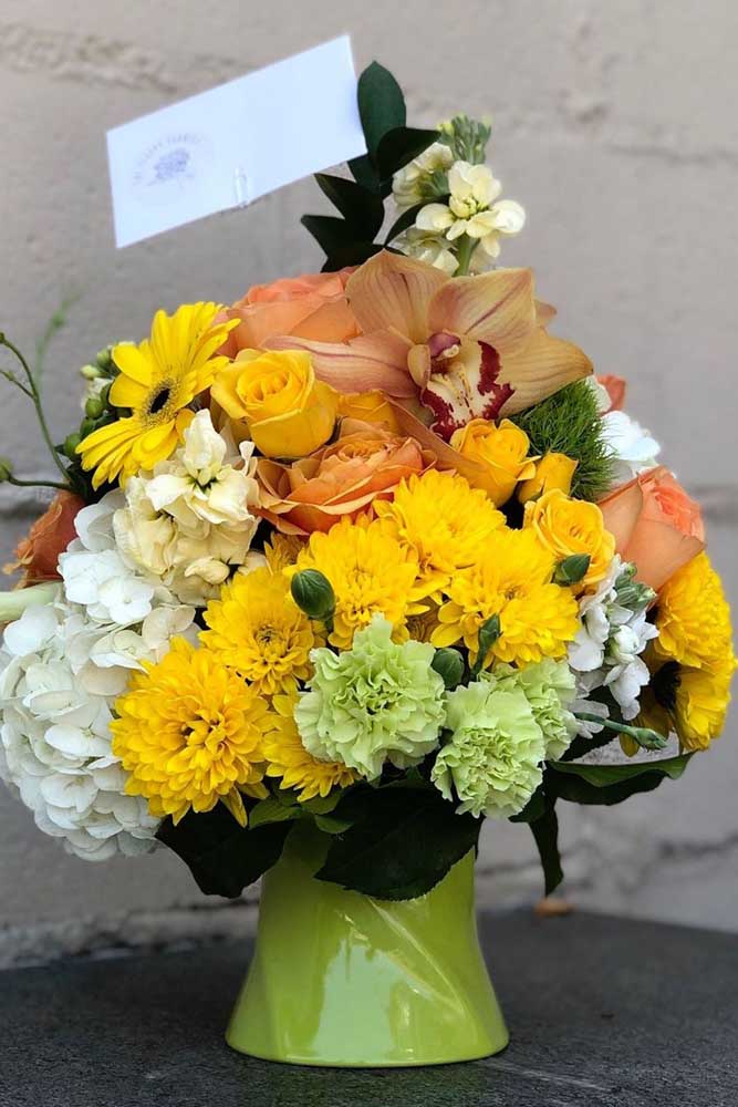 Bouquet de fleurs jaunes, dont l'oeillet