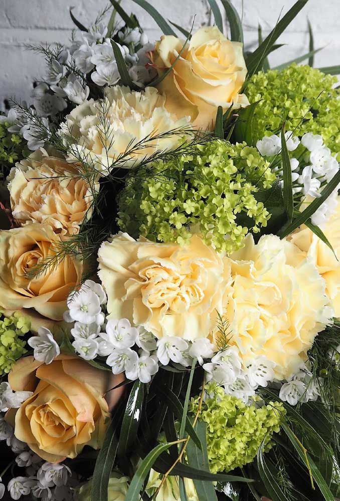 Arrangement de fleurs blanches et jaunes. Parfait pour une décoration de mariage, par exemple