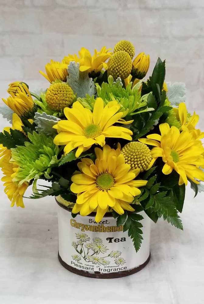 Arrangement simple et rustique fait de chrysanthèmes jaunes. Une touche supplémentaire pour la décoration intérieure