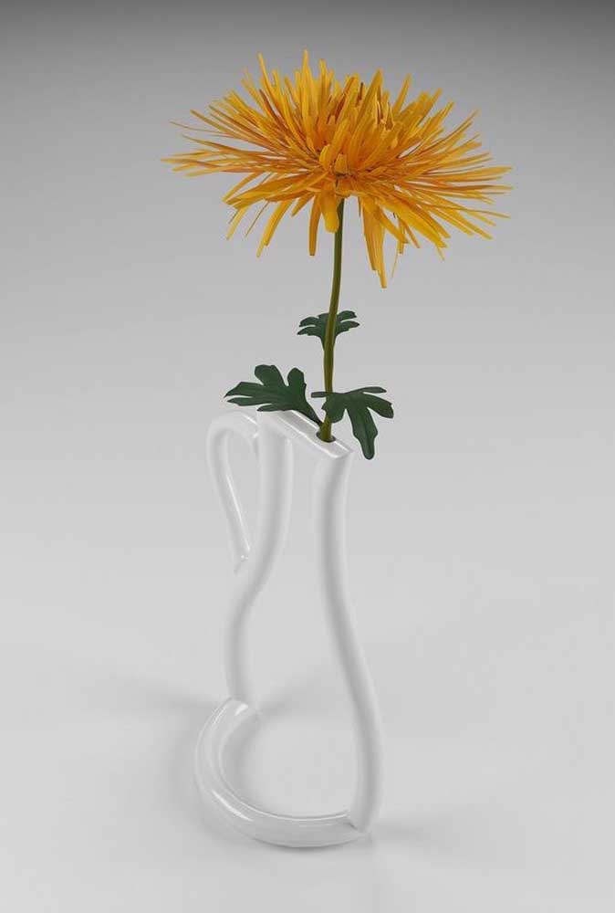 Ici, le petit pot solitaire a été rejoint par une fleur de chrysanthème jaune 