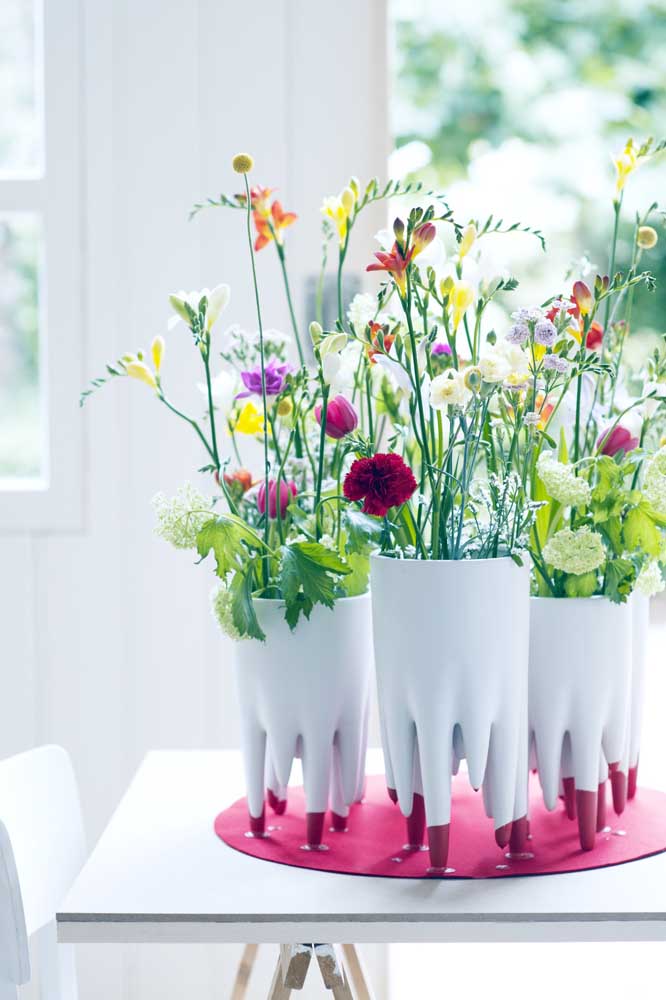 Arrangement multicolore et délicat. Les freesias jaunes apportent beauté et parfum