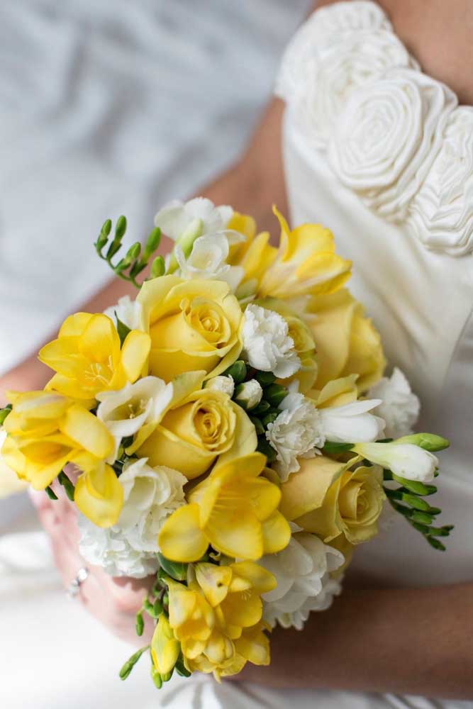 Tu te maries? Misez sur un bouquet de roses jaunes et de freesias