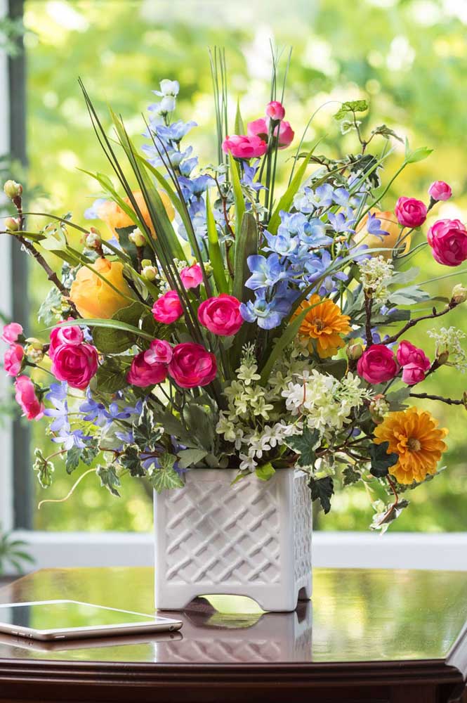 Un bel arrangement multicolore orné de la présence vibrante de gerberas jaunes