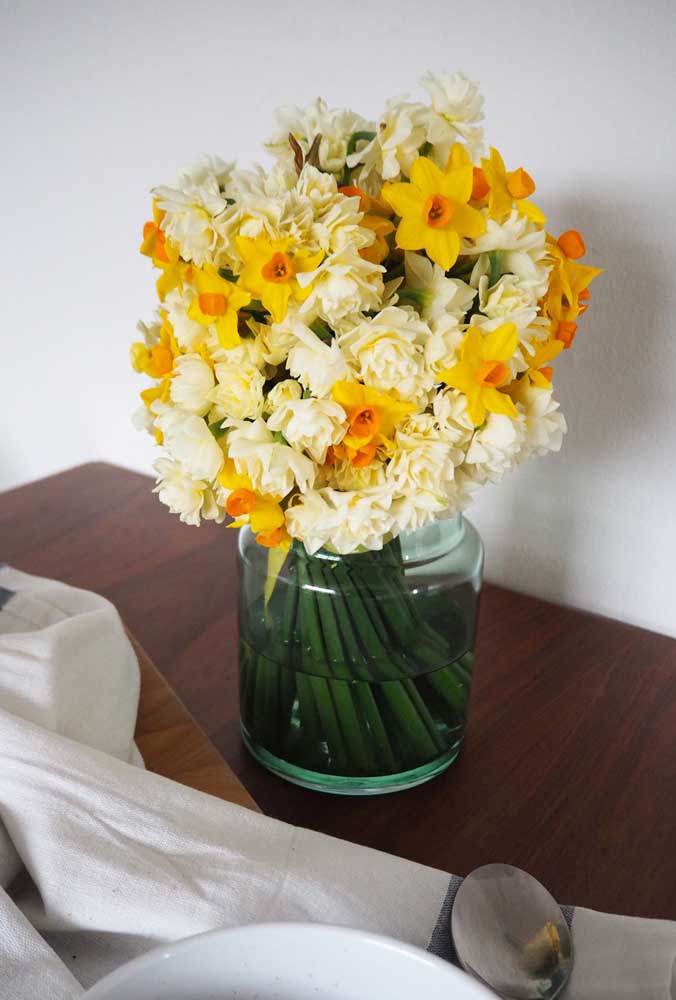 Un arrangement massif de jonquilles pour décorer ce coin spécial de la maison