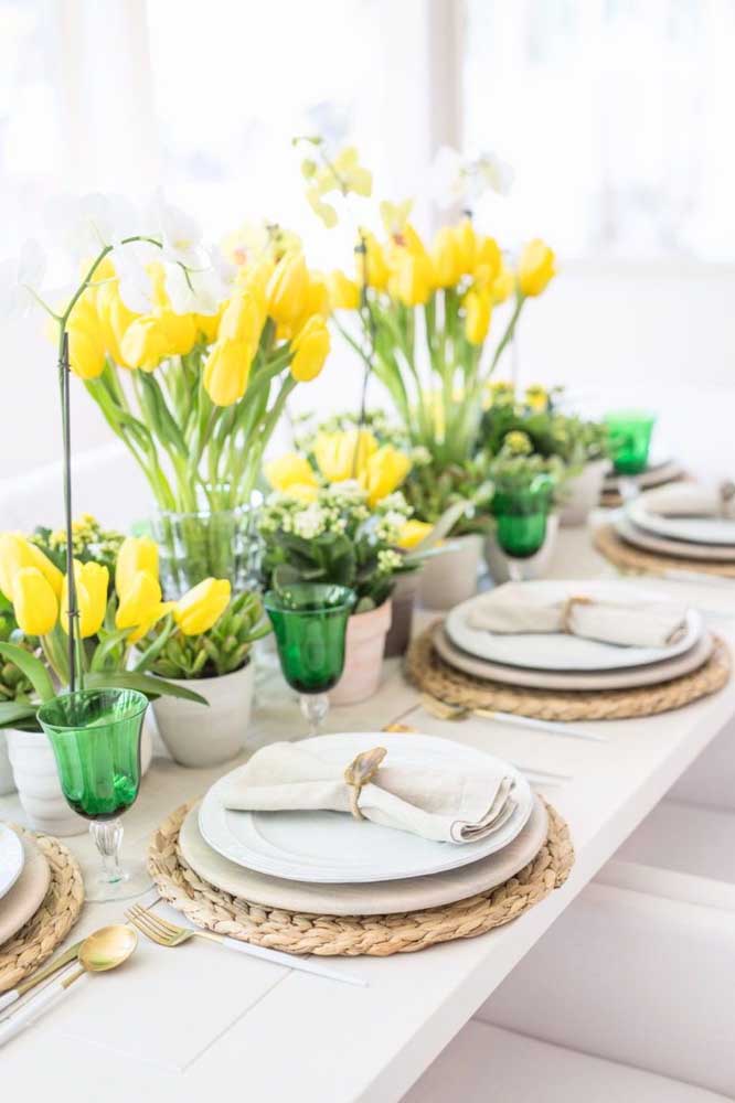 Tulipes jaunes pour égayer le décor de la table