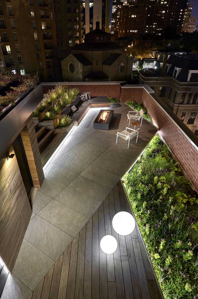 Grande terrasse de jardin, terrasse en bois et coin foyer 