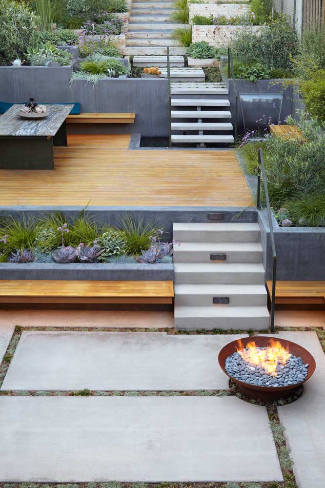 Impossible de ne pas se détendre sur une terrasse avec terrasse en bois et foyer