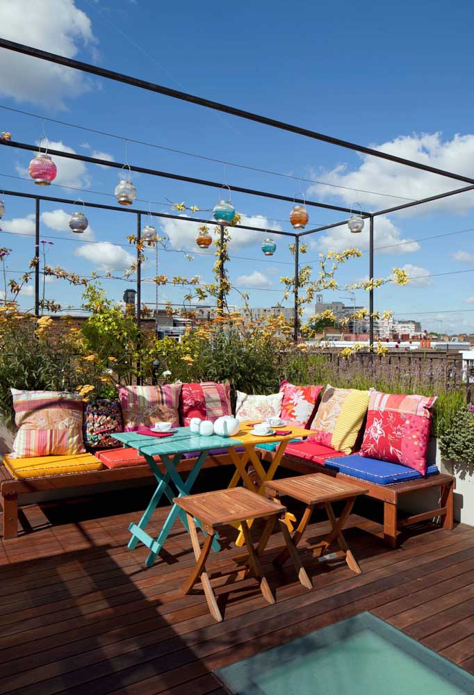 Détente et joie sur cette terrasse décorée de meubles colorés et de lanternes chinoises.
