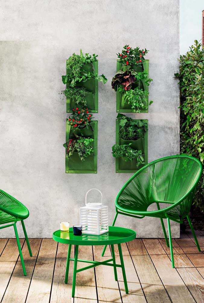 Que diriez-vous d'explorer les nuances de vert sur la terrasse? Dans les plantes et les meubles