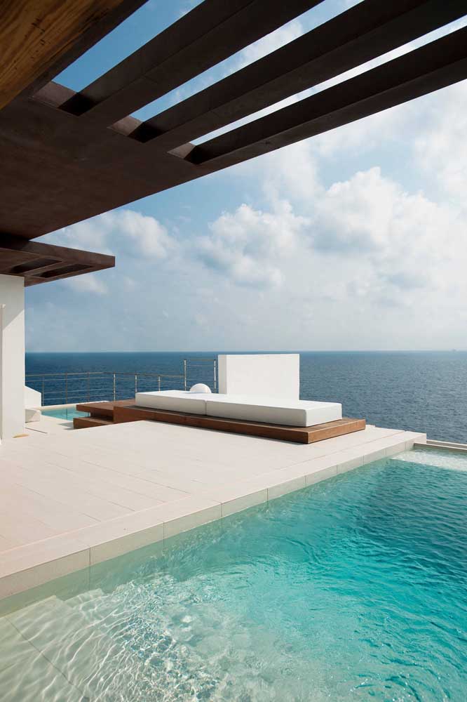 Ouah! Comment ne pas tomber amoureux de cette terrasse face à la mer et entourée de la piscine à débordement?