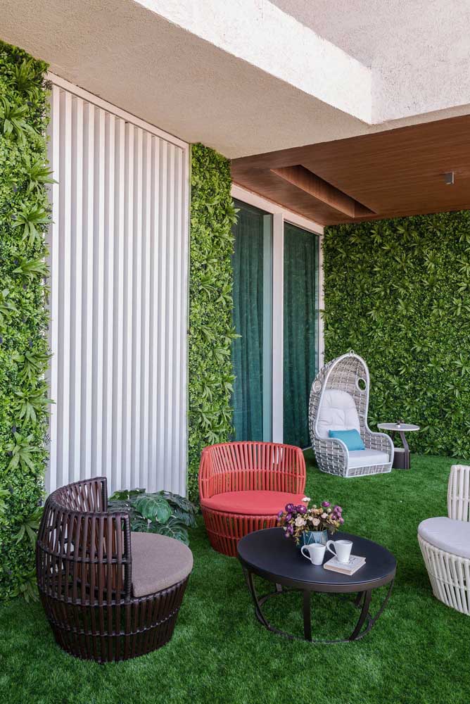 Le jardin vertical complète l'atmosphère verte de cette terrasse.