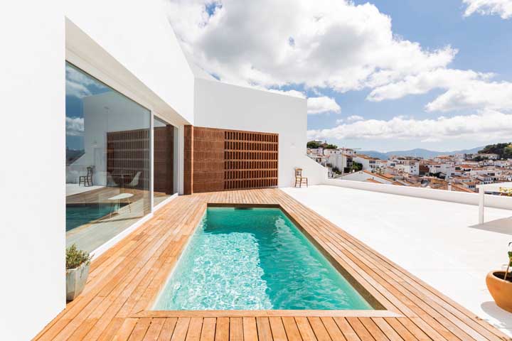 Maintenant, si la terrasse est grande, vous pouvez faire un caprice dans la piscine!