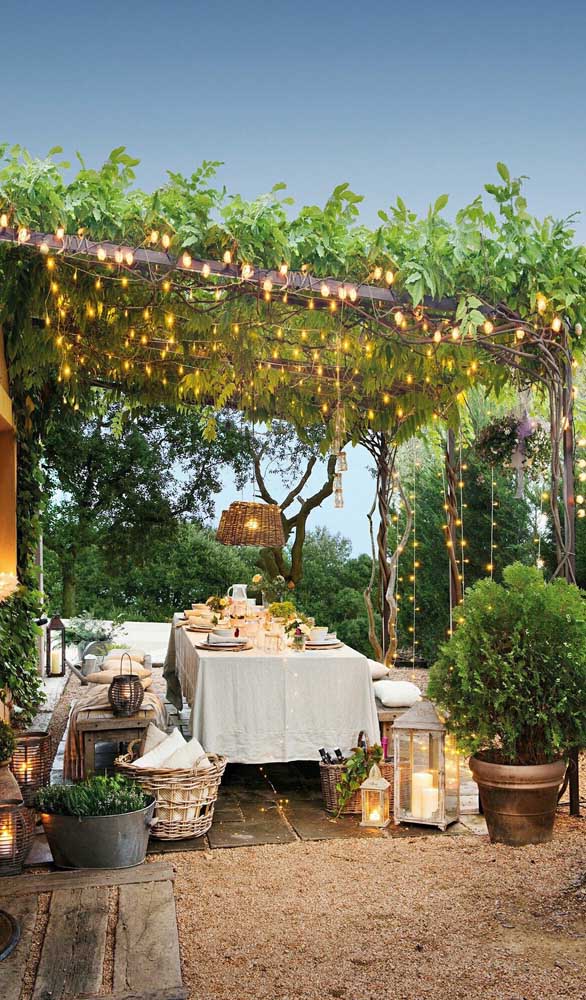 Balcon gourmand sous la tonnelle. Les lumières donnent une ambiance encore plus spéciale à la structure.