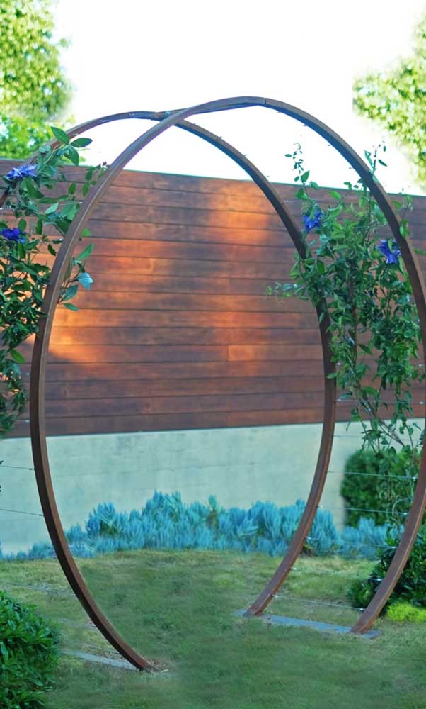 La tonnelle ronde est le centre d'attention de ce jardin