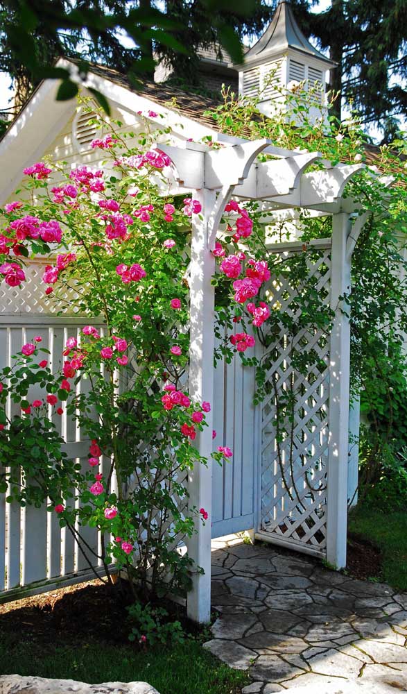 Petite tonnelle construite à l'entrée de la maison, servant de couverture au portail