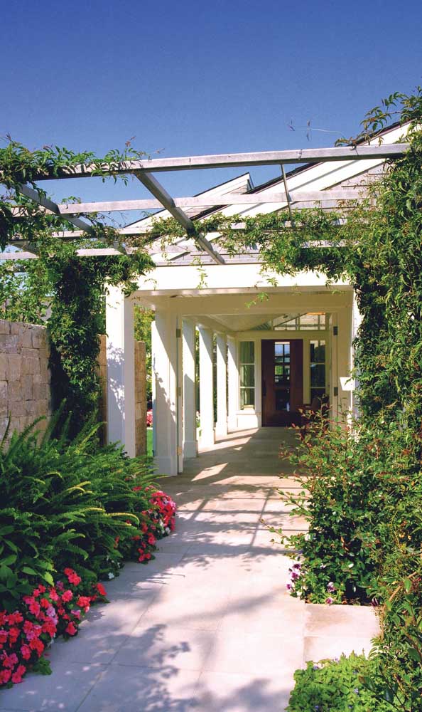 Un beau jardin pour accompagner la tonnelle, après tout la structure fait partie intégrante de l'aménagement paysager de la maison