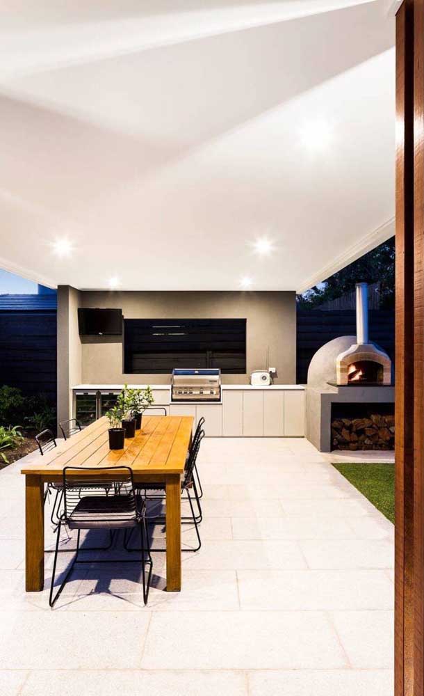 Sur ce grand balcon gourmand, le four à bois igloo a été laissé à l'extérieur