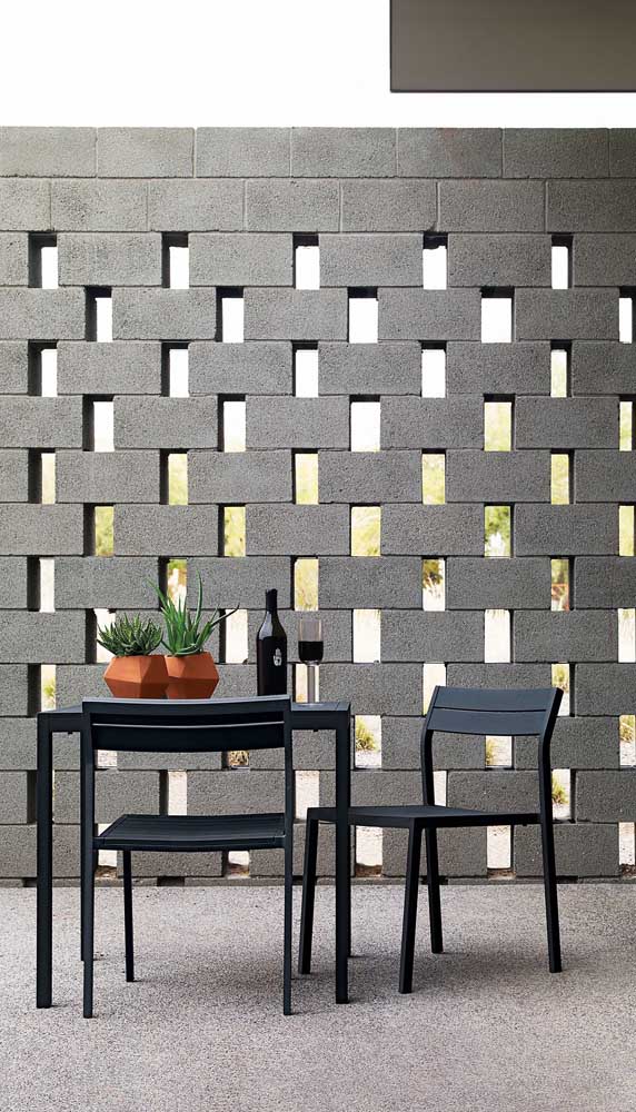 Mur moderne construit avec des blocs structurels imbriqués pour créer un effet creux