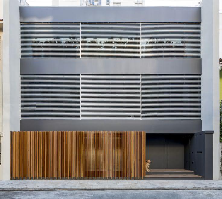 Avec le style le plus contemporain, le bâtiment n'a pas abandonné de portail en bois