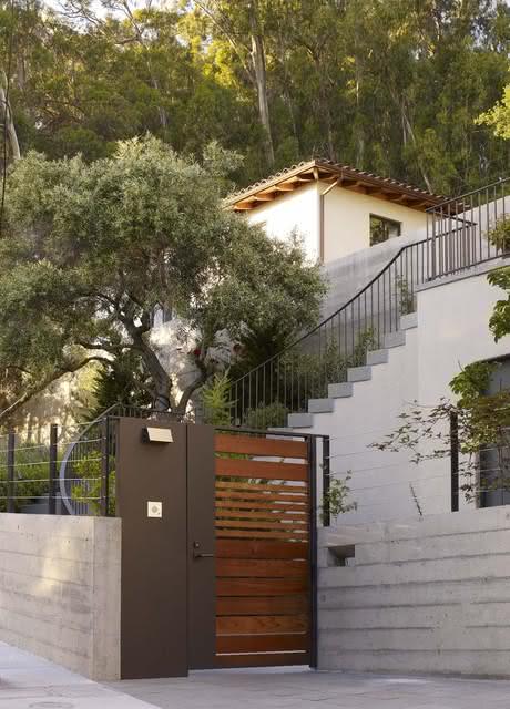 Le mélange de métal et de bois à la porte était parfait pour ce modèle de maison.