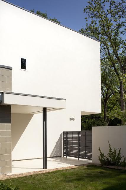 La porte grise a souligné l'architecture peinte en blanc.