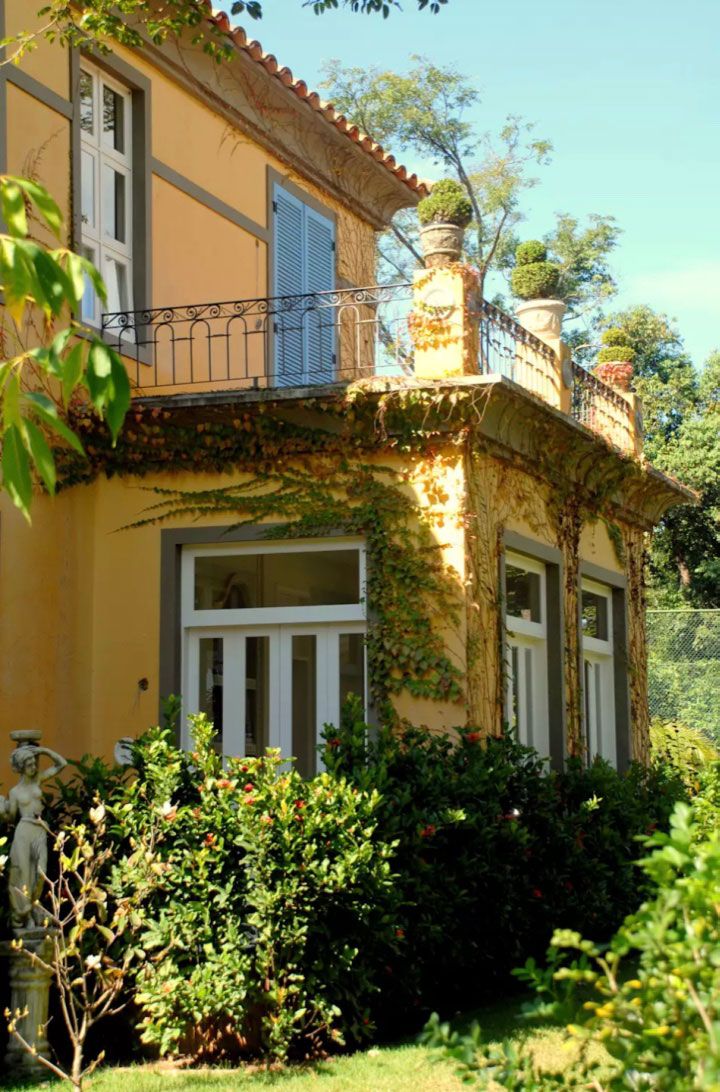 Chambre avec balcon dans maison de style colonial