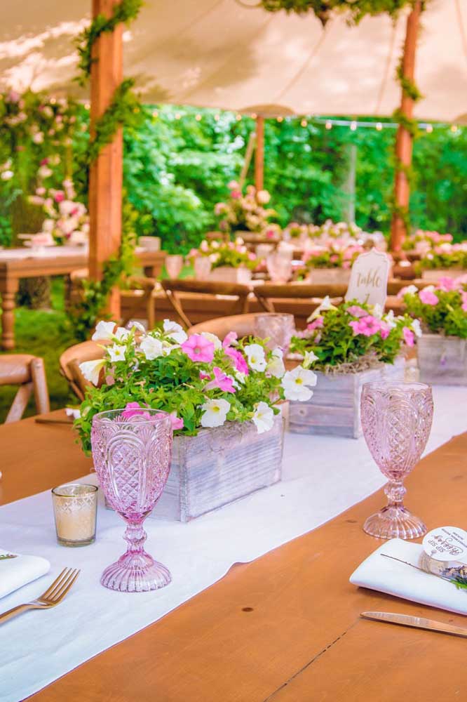 Fête de mariage décorée de vases de pétunias sur les tables