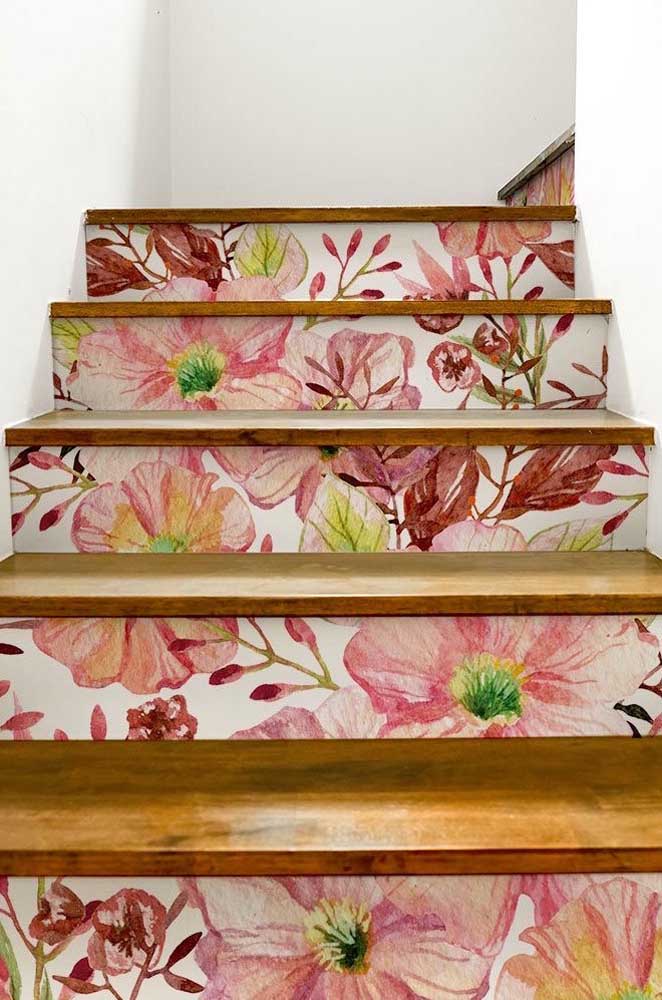 Et que pensez-vous de cette idée? Du papier peint à motif de pétunia était collé sur les marches de l'escalier