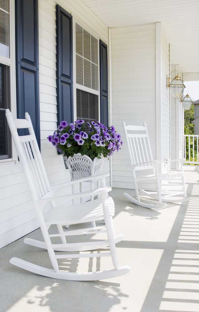 Cette autre maison, toute blanche, a pris de l'importance avec le vase de pétunias violets