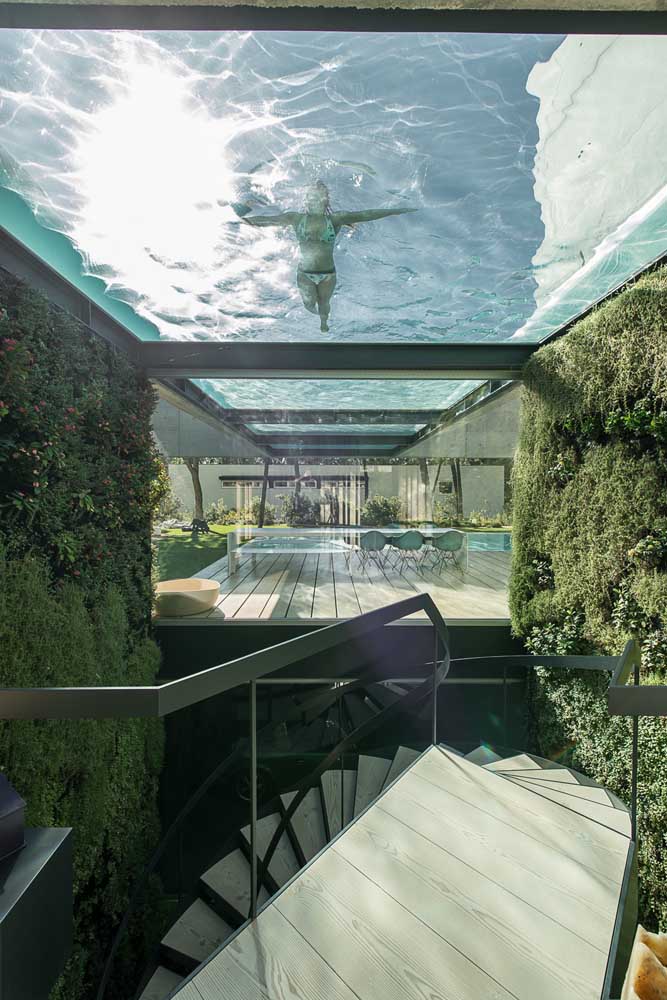 L'extravagance et l'originalité font souvent partie de la conception des manoirs, comme celui-ci, où la piscine transparente est "suspendue" sur la terrasse