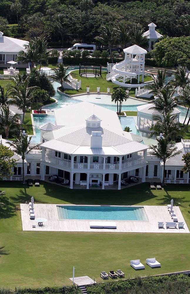 Ce manoir de luxe a pratiquement un parc aquatique complet à l'intérieur.