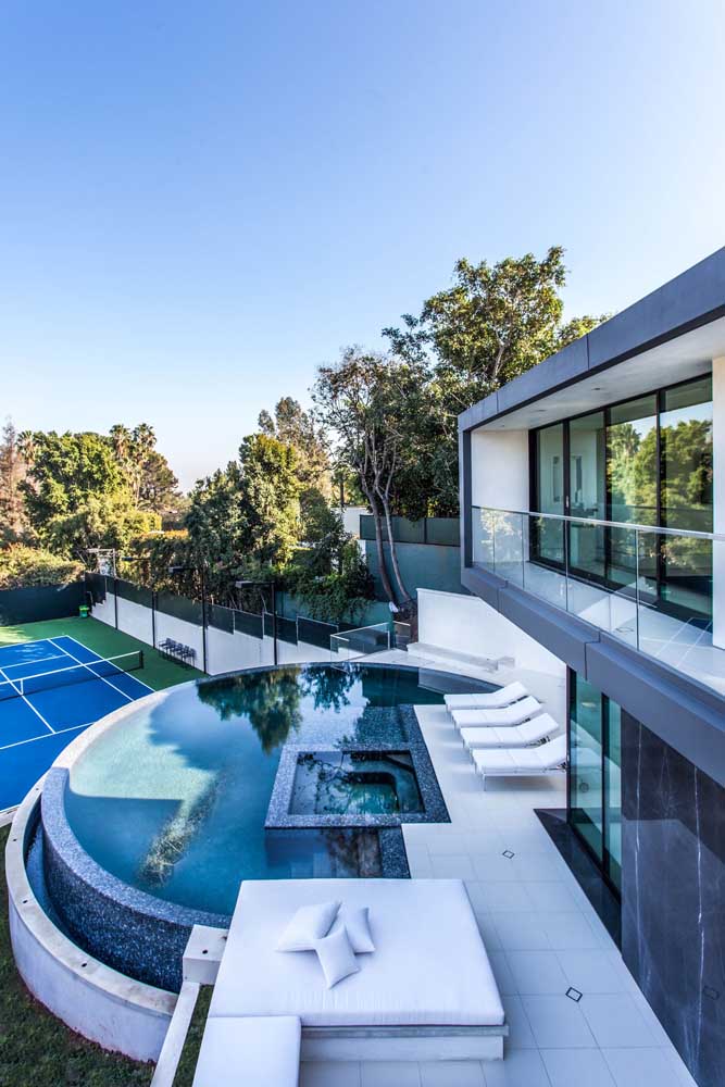 Manoir avec piscine et court de tennis; parfait pour un résident de profil sportif