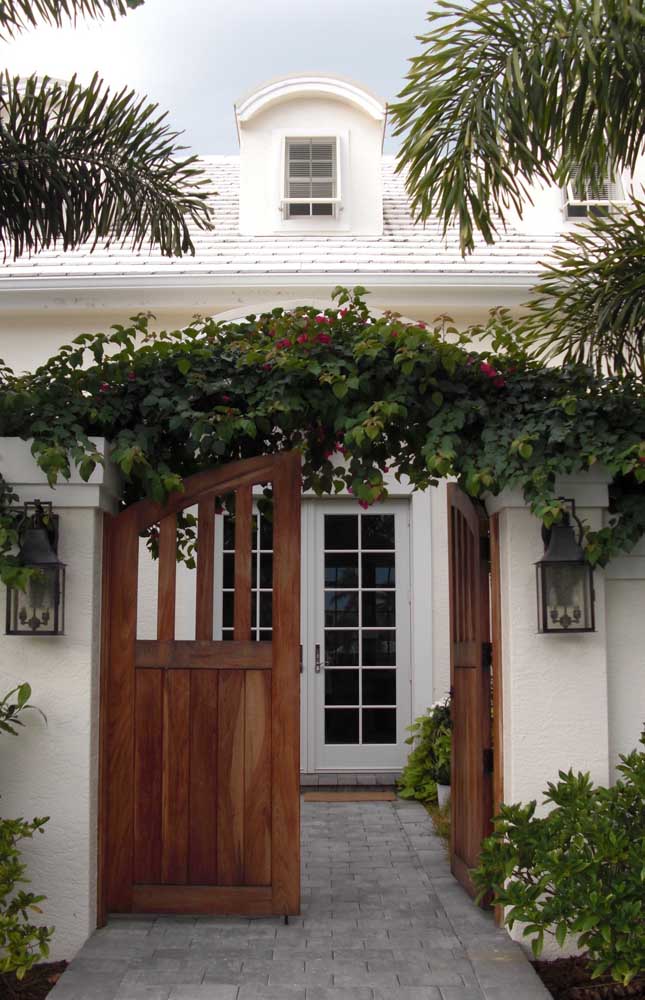 Un charmant modèle de bâtiment en maçonnerie de style classique et délicat; mettre en évidence à la porte en bois à l'entrée