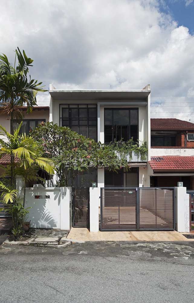 Modèle de maison en maçonnerie à deux étages, porte de garage et porte d'entrée sociale 