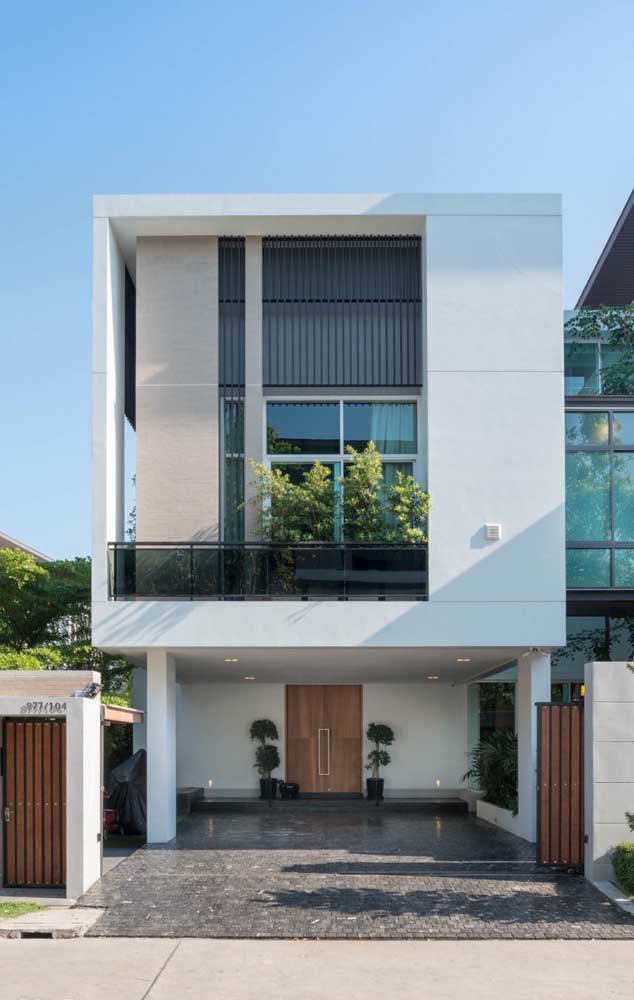 Maison de maçonnerie moderne à deux étages avec balcon supérieur