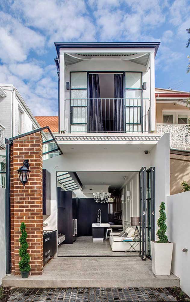 Petite maison en maçonnerie à deux étages avec terrasse ouverte finie en céramique de brique colorée