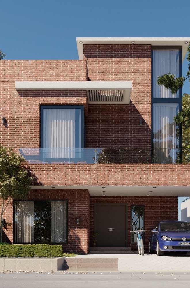 Façade d'une maison moderne en briques minimaliste avec portail en bois vers le garage intérieur