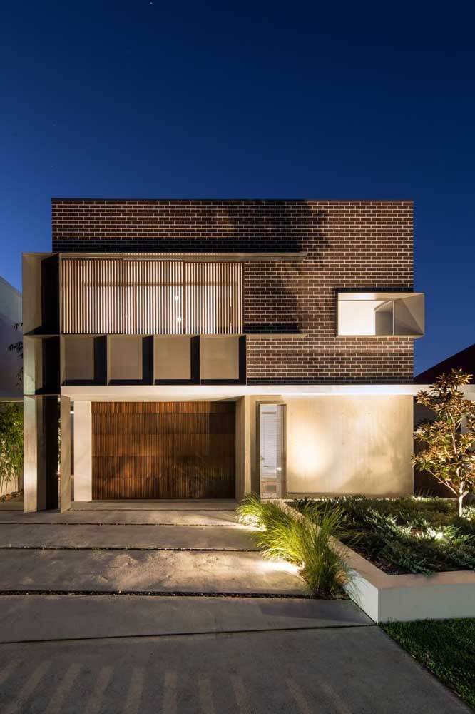 Maison moderne en brique avec garage intérieur et deux étages