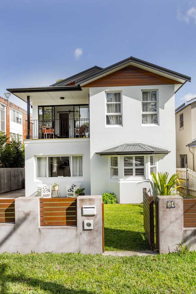 Quelle conception délicate et confortable d'une maison en brique! L'immeuble possède un jardin à l'entrée et un balcon à l'étage.