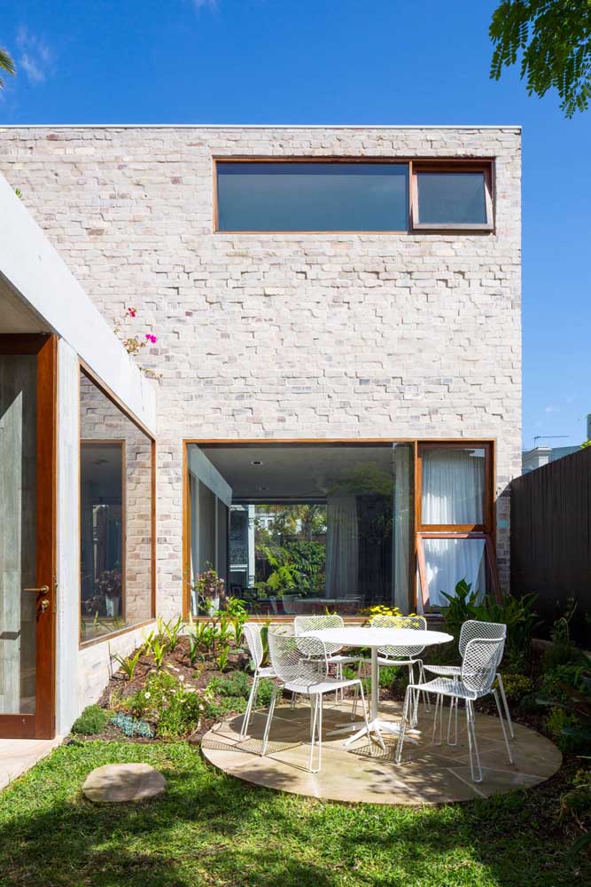 Les blocs de briques apparentes ont donné une atmosphère rustique charmante à cette maison en briques 