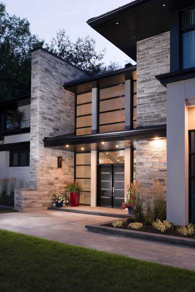 L'entrée de cette maison a gagné une touche d'élégance et de chaleur avec l'utilisation des briques en vue et le projet d'éclairage. 