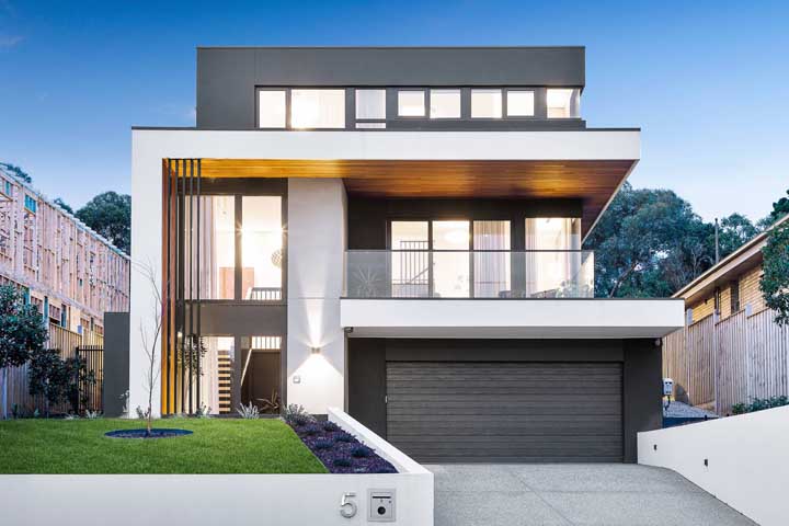 Grande maison en maçonnerie à deux étages, jardin et garage intérieur