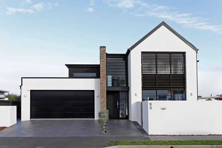 Grande maison en maçonnerie à deux étages, jardin et garage intérieur