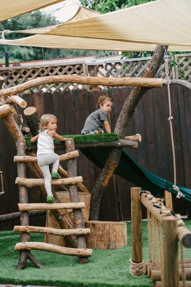 Belle idée d'aire de jeux faite avec des troncs d'arbres