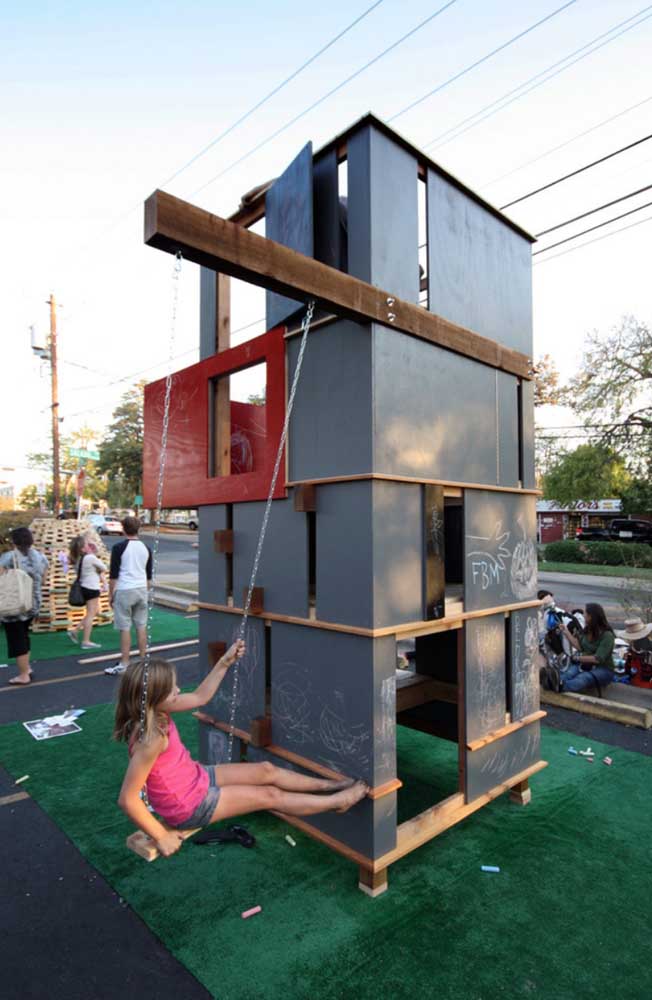 Grande option Playground à faire dans un style bricolage; notez que les murs de la maison peuvent être utilisés pour gribouiller